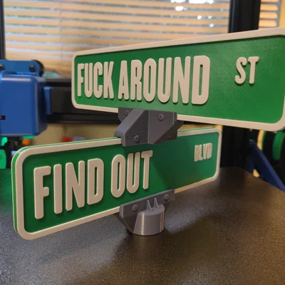Bảng hiệu đường phố “Funk Around and Find Out”