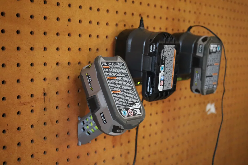 YARBM (Yet Another Ryobi Battery Mount) – Ngàm treo pin Ryobi cho pegboard - Image 1
