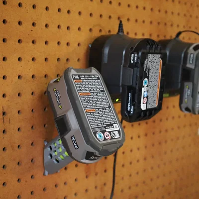 YARBM (Yet Another Ryobi Battery Mount) – Ngàm treo pin Ryobi cho pegboard