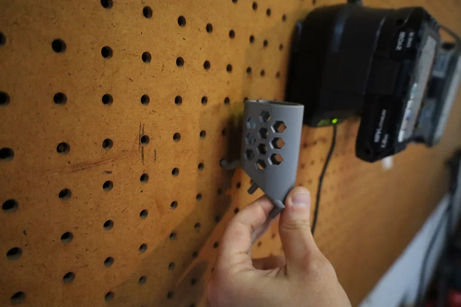 YARBM (Yet Another Ryobi Battery Mount) – Ngàm treo pin Ryobi cho pegboard - Image 3