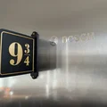 Mô hình bảng hiệu Harry Potter 9 3/4 có nam châm trang trí độc đáo - Thumbnail 2