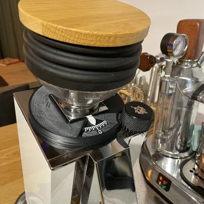 Nắp bọc núm vặn Eureka Mignon V2.0 giúp điều chỉnh độ mịn dễ dàng