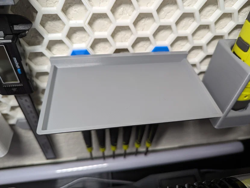 Kệ để đồ bảng đục lỗ (Pegboard) với thiết kế hỗ trợ lưng cứng cáp - Image 2