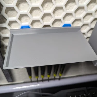 Kệ để đồ bảng đục lỗ (Pegboard) với thiết kế hỗ trợ lưng cứng cáp