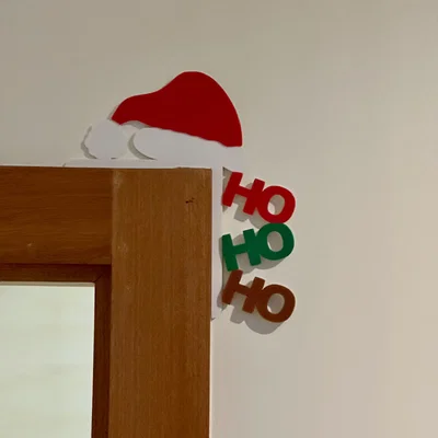 Trang trí góc cửa Noel: Mũ ông già Noel và chữ Ho Ho Ho 3D
