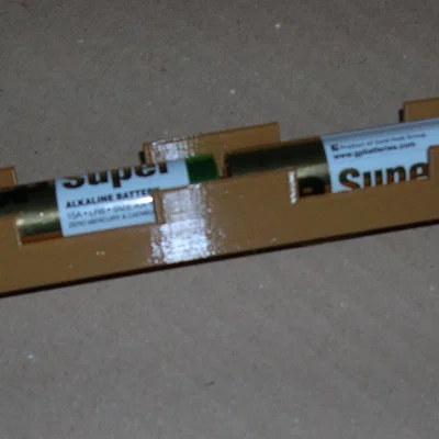 Hộp pin cho 2 pin AA 1.5V đấu nối tiếp, xếp 1 cột
