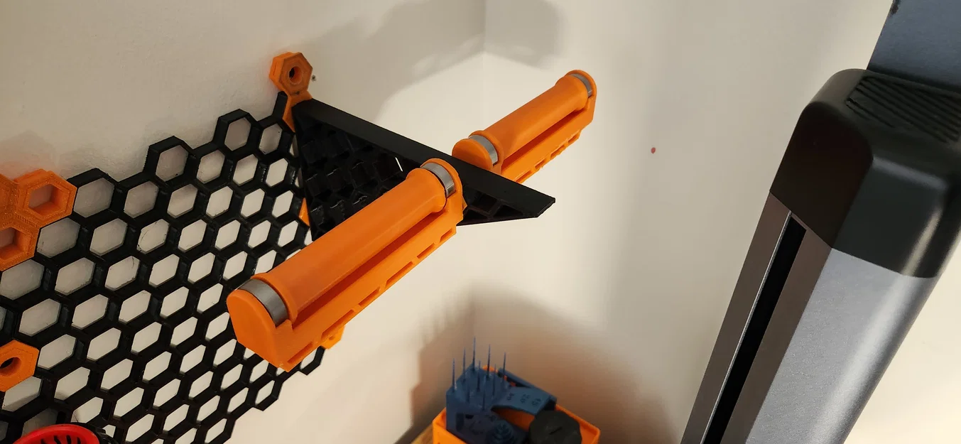 Giá treo cuộn nhựa 3D gắn lên bảng Honeycomb Wall tiện lợi - Image 1