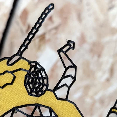 Busy Bee – Chú ong chăm chỉ phong cách stained glass polygonal