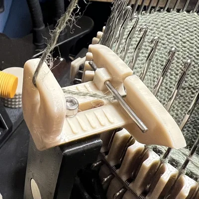 CSM yarn carrier guide có khe (slots) và guide rod