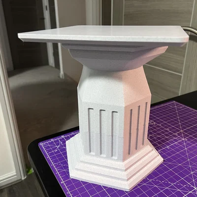 Bệ trưng bày dạng cột (Pedestal Display Stand) – Scale tuỳ nhu cầu