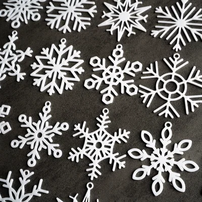 Bộ 34 bông tuyết có khoen treo / Kolekce sněhových vloček s očky / Schneeflocken