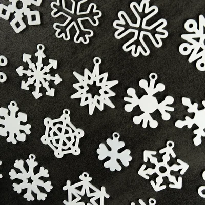 Bộ 30 bông tuyết nhỏ có khoen treo (3–4,5 cm) / Schneeflocken