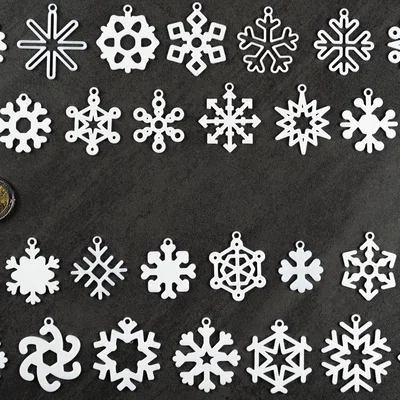 Bộ 30 bông tuyết nhỏ có khoen treo (3–4,5 cm) / Schneeflocken