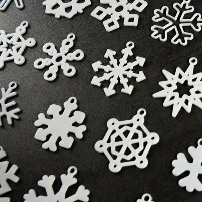 Bộ 30 bông tuyết nhỏ có khoen treo (3–4,5 cm) / Schneeflocken