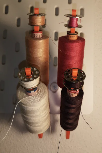 Skadis: Giá treo cone chỉ máy may kèm holder suốt chỉ (bobbin) phía trên - Image 1