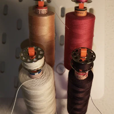 Skadis: Giá treo cone chỉ máy may kèm holder suốt chỉ (bobbin) phía trên