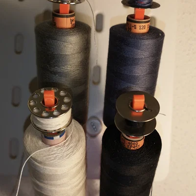 Skadis: Giá treo cone chỉ máy may kèm holder suốt chỉ (bobbin) phía trên