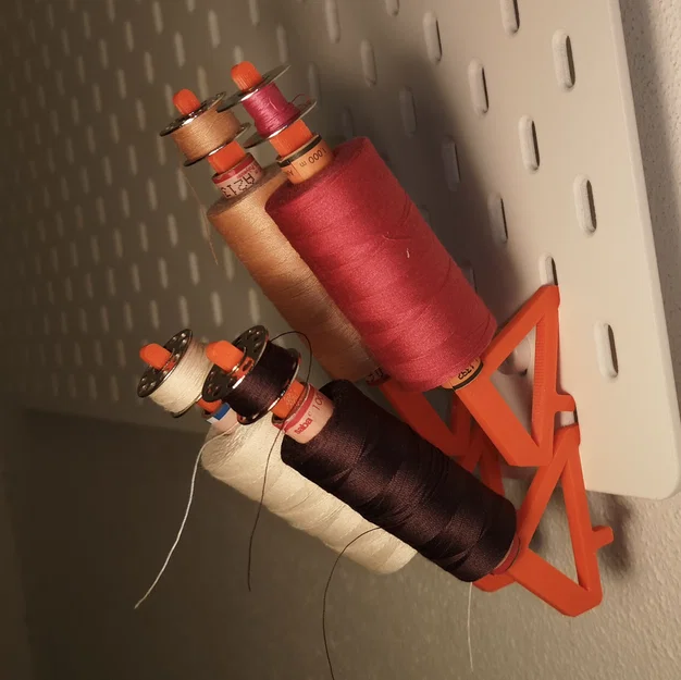 Skadis: Giá treo cone chỉ máy may kèm holder suốt chỉ (bobbin) phía trên - Image 3