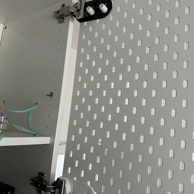 Cánh cửa SKÅDIS dùng bản lề IKEA