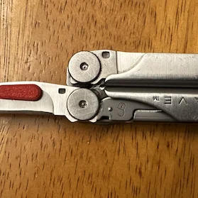 Leatherman Wave - Thumb Stud cho lưỡi dao (khoảng năm 2000)