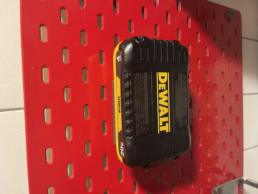 Giá treo pin Dewalt 20v cho bảng IKEA SKADIS gọn gàng, tiện lợi - Image 1