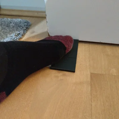 Chặn cửa nhả bằng cách đạp (Step-to-release doorstop)