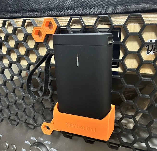 Giá treo máy in nhãn Niimbot D11 cho bảng Honeycomb Storage Wall - Image 1