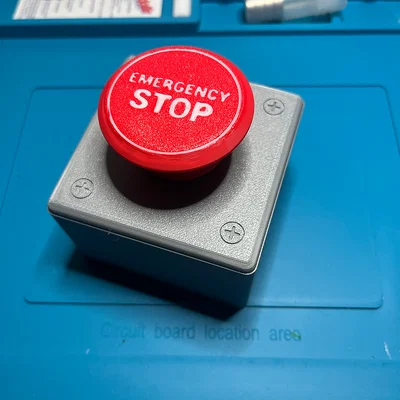 Nút STOP! khẩn cấp (cho cửa) – Emergency (door) STOP!