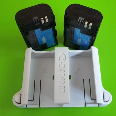 Nhiều khay pin Canon LP-E6 có nút nhả (Several LP-E6 battery packs)