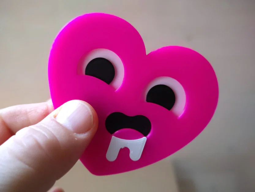 Huy hiệu Valentine emoji “horny heart” (trái tim thèm yêu) - Image 1