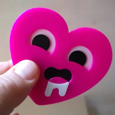 Huy hiệu Valentine emoji “horny heart” (trái tim thèm yêu)