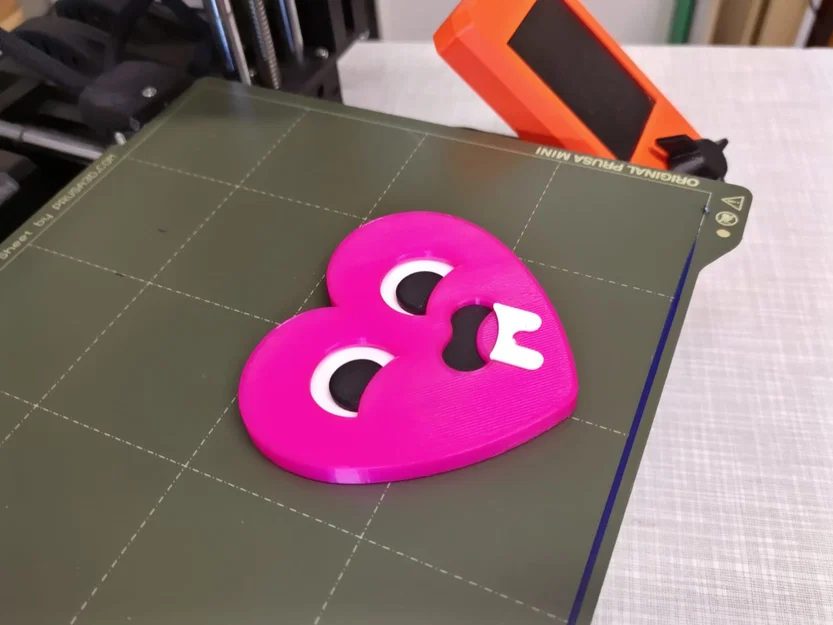 Huy hiệu Valentine emoji “horny heart” (trái tim thèm yêu) - Image 2