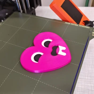 Huy hiệu Valentine emoji “horny heart” (trái tim thèm yêu)