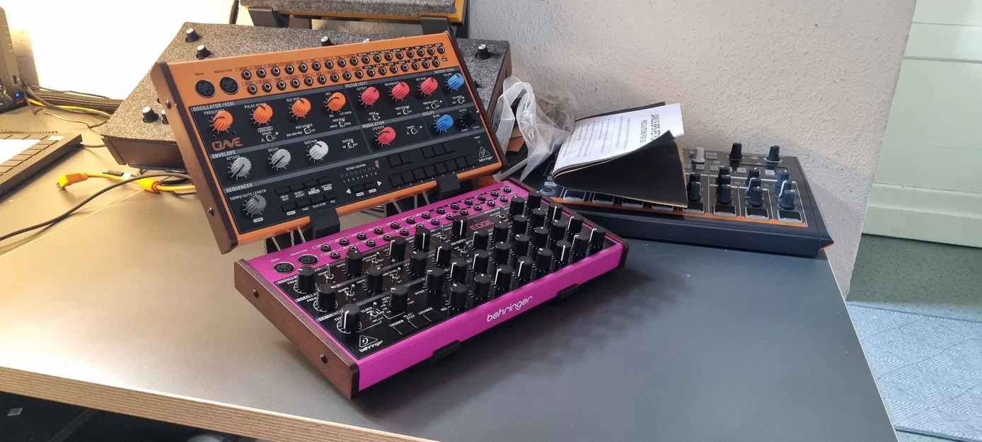 Stand để bàn cho Behringer Crave và Edge - Image 1
