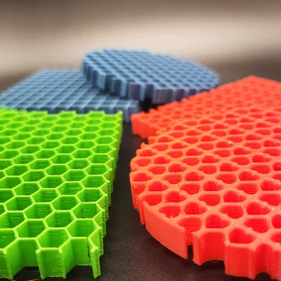 Mẫu in 3D đế lót ly họa tiết trái tim và lưới (Honeycomb Grid)