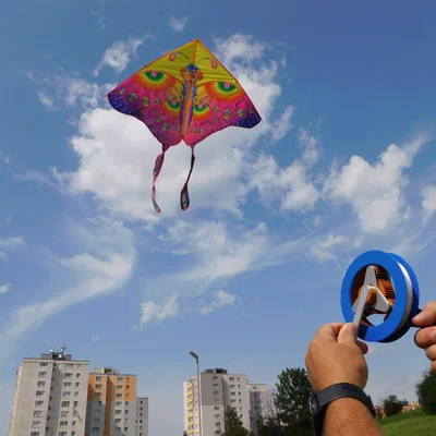 Cuộn dây thả diều có bánh răng (Geared kite reel)