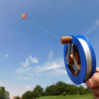 Cuộn dây thả diều có bánh răng (Geared kite reel)
