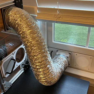 Hệ thống vent enclosure máy in nam châm, hút âm xả qua cửa sổ bằng ống dryer hose