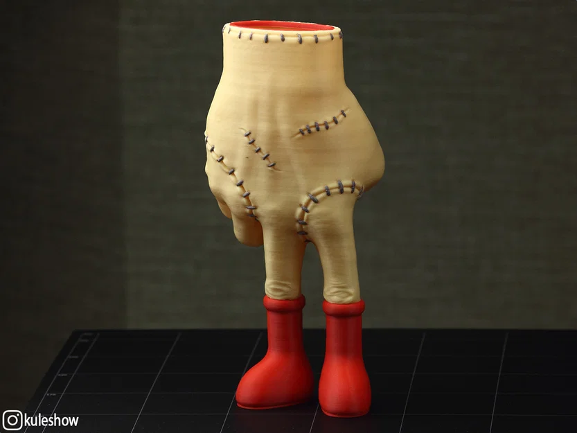 Thing mang Ủng Đỏ, Ống Cắm Bút - Image 1