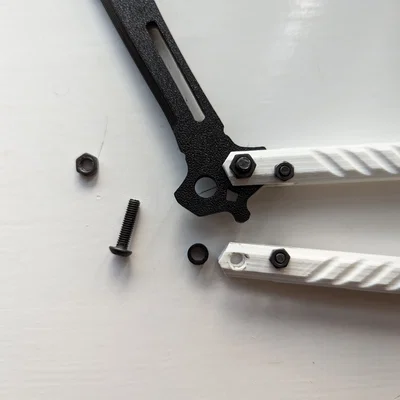 Balisong V2 in hoàn toàn – cải tiến blade mount để chuyển động mượt hơn