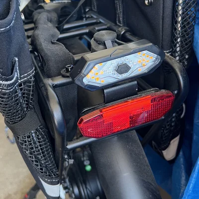 Trụ gắn baga eBike cho đèn xi-nhan không dây