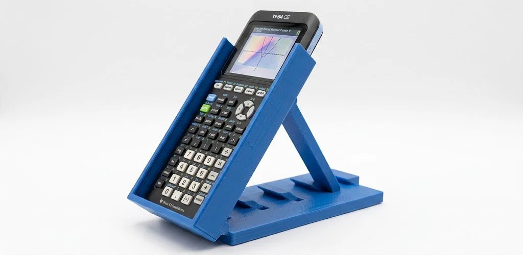 Giá đỡ máy tính TI-84CE có thể điều chỉnh góc nhìn in 3D - Image 1