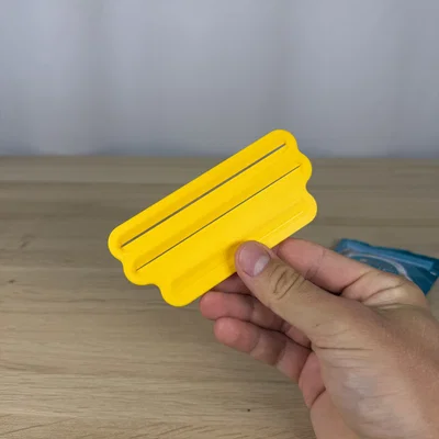 Dụng cụ nặn túi thức ăn cho thú cưng