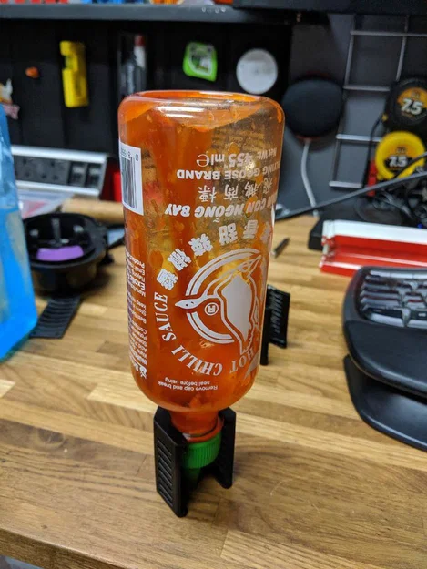 Giá đỡ chai tương ớt Sriracha - Image 1