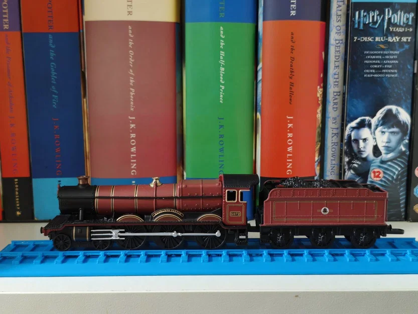 Đường ray trưng bày cho mô hình Corgi Hogwarts Express - Image 1