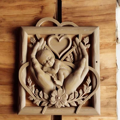 Held with Love – Phù điêu đôi bàn tay người mẹ