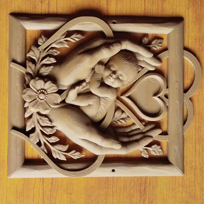 Held with Love – Phù điêu đôi bàn tay người mẹ