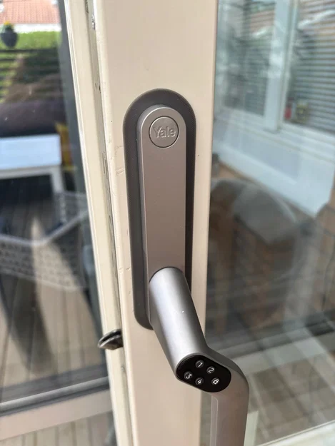 Tấm che trang trí tay nắm cửa Yale Doorman in 3D thẩm mỹ - Image 1