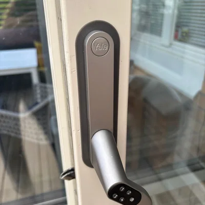 Tấm che trang trí tay nắm cửa Yale Doorman in 3D thẩm mỹ