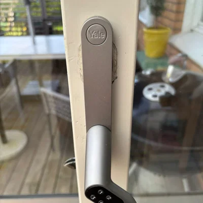 Tấm che trang trí tay nắm cửa Yale Doorman in 3D thẩm mỹ